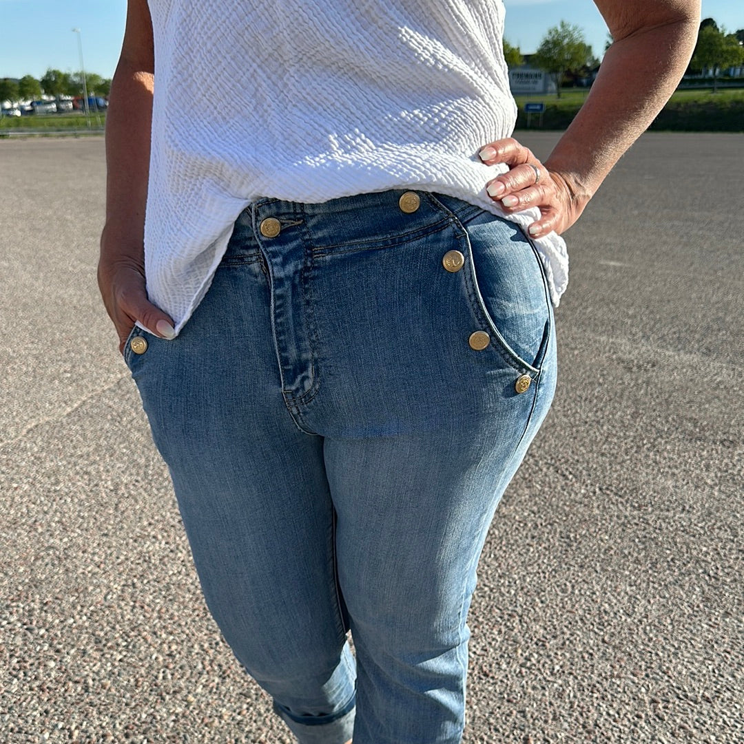 Jeans chinosmodell med knappar.