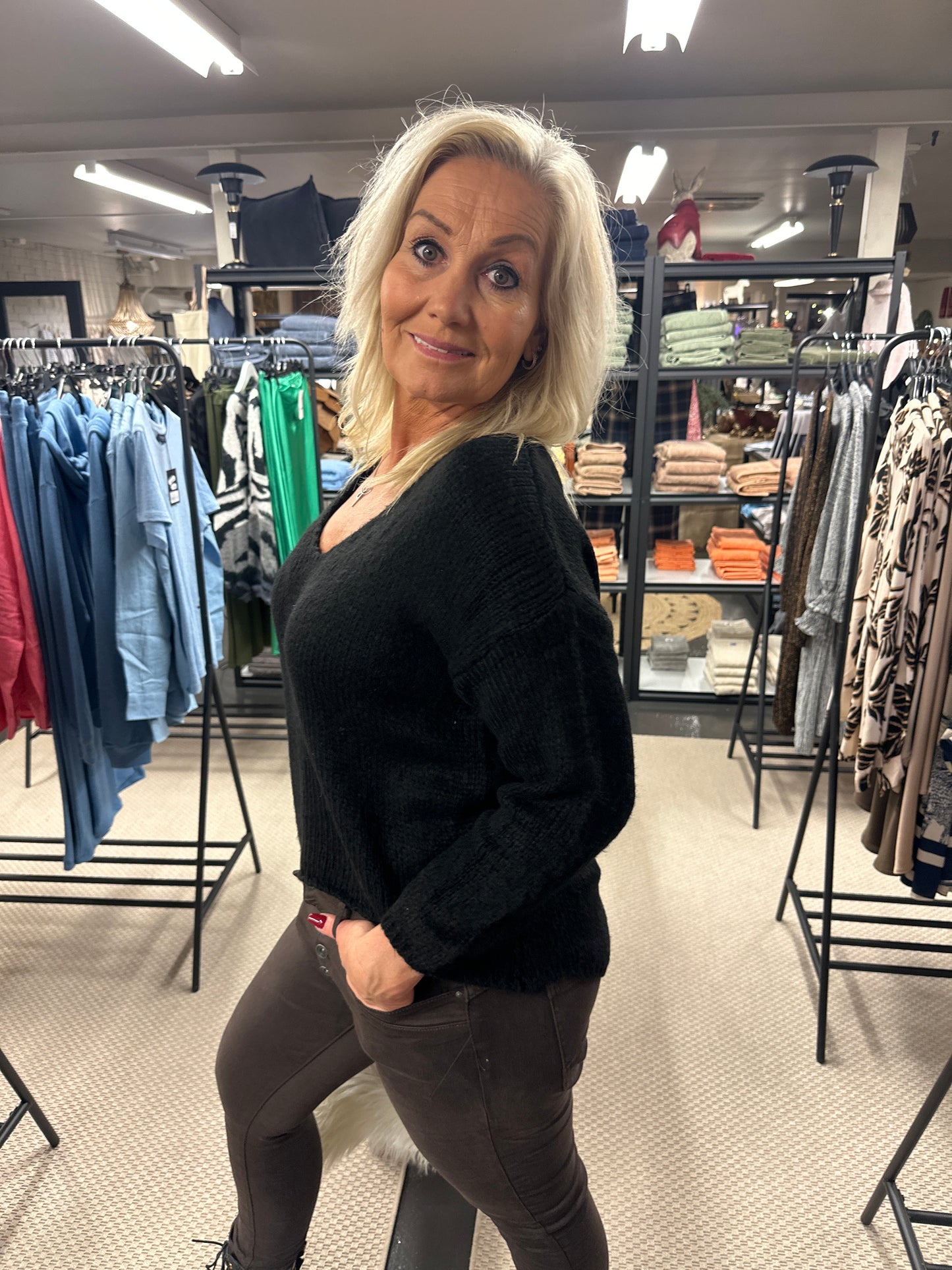 Stickad mjuk v ringad tröja Vanessa.