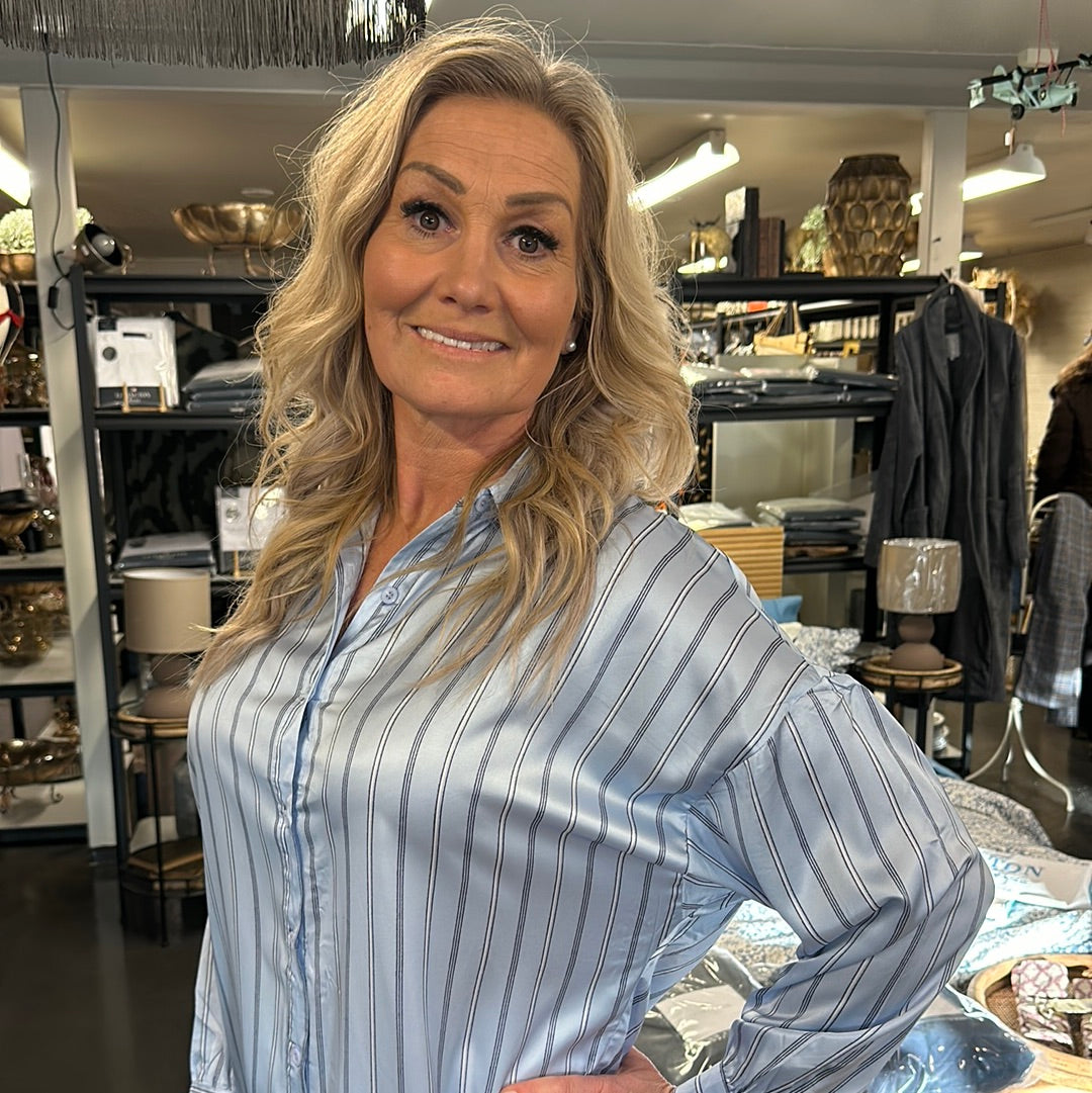 Skjorta glansig lång oversizemodell randig