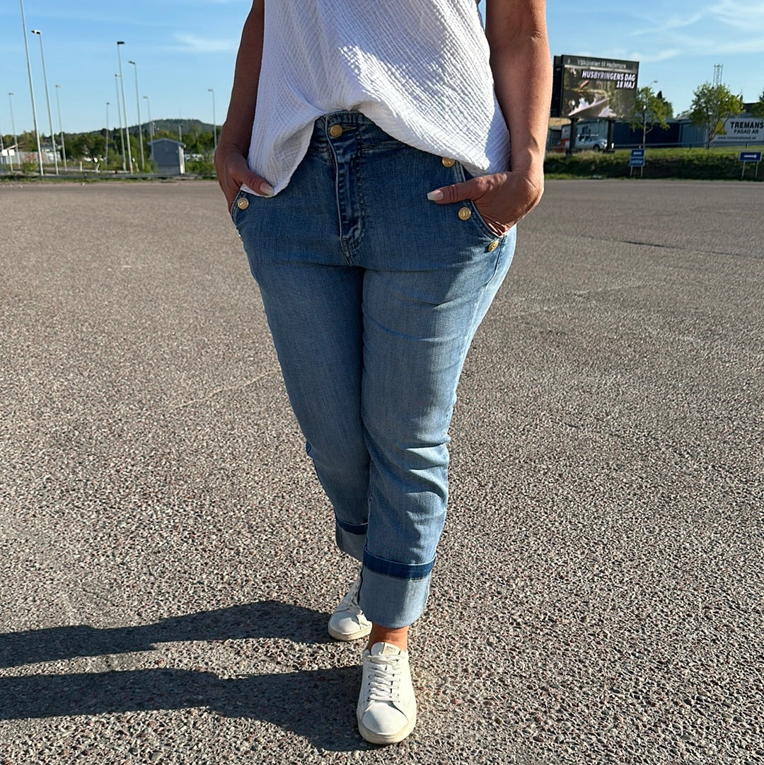Jeans chinosmodell med knappar.