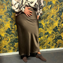 Ladda upp bild till gallerivisning, Glansig klockad kjol kaffebrun
